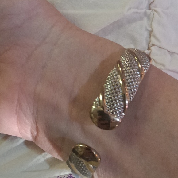 Woman's Cuff/Bangle Watch (needs battery) - Picture 3 of 3
